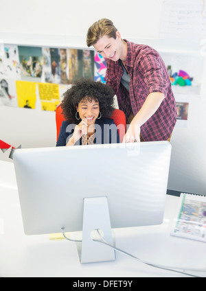 Geschäftsleute, die am Computer im Büro Stockfoto