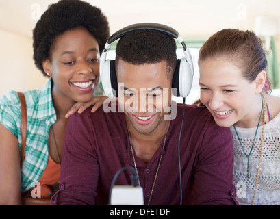 Freunde anhören von MP3-Player im Auto Stockfoto