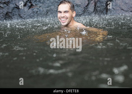Regen fällt auf den Menschen im See Stockfoto