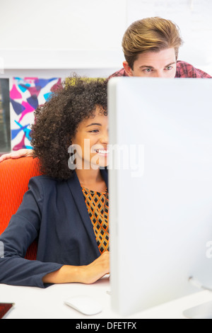Geschäftsleute, die am Computer im Büro Stockfoto
