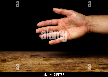 Männliche Hand Angebot handshake Stockfoto