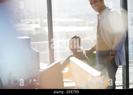 Porträt des Lächelns Geschäftsleute im Büro Stockfoto