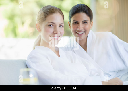 Porträt von lächelnden Frauen im Bademantel Spa Stockfoto