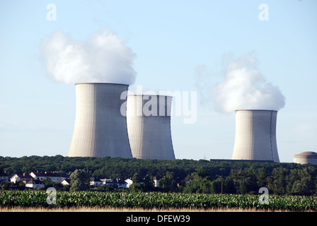Kernkraftwerk Cattenom EDF, Frankreich, angesehen vom Radweg Chemin De La Moselle. Stockfoto