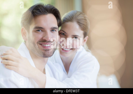 Porträt des Lächelns paar im Bademantel Stockfoto