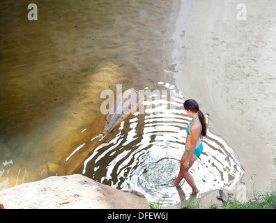 Frau DIP Zehe im pool Stockfoto