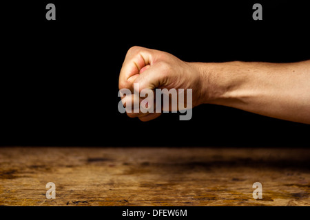 Faust auf schwarzem Hintergrund Stanzen Stockfoto