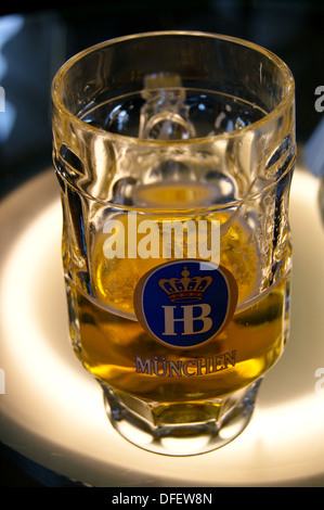 Ein bedrucktes Glas Hofbräuhaus München Pils pub Tabelle getränke Gläser Stockfoto