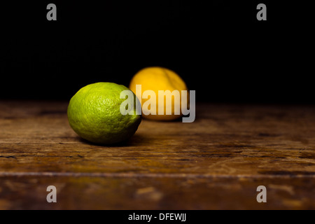 Limette und Zitrone auf Holzoberfläche Stockfoto