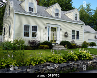 Cape-Stil-Haus mit gelben Schindeln in Yarmouth, Maine, USA Stockfoto