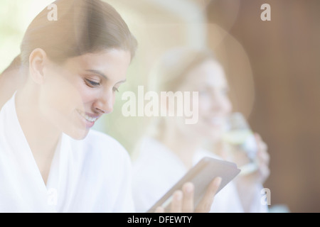 Frau mit digital-Tablette im spa Stockfoto