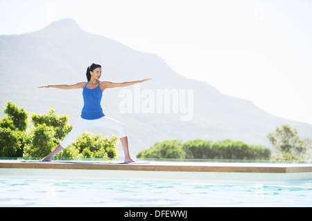 Yoga zu praktizieren Frau am Pool Stockfoto