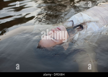 Frau, Schwimmen im See Stockfoto