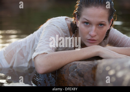 Porträt von Ernst Frau Verlegung auf Felsen im Fluss Stockfoto