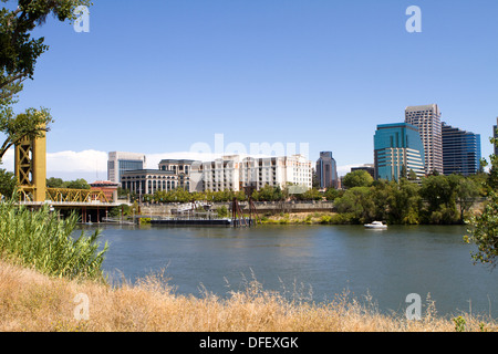 Skyline-Blick von Sacramento, der Landeshauptstadt von Kalifornien von jenseits des Flusses gesehen. Stockfoto