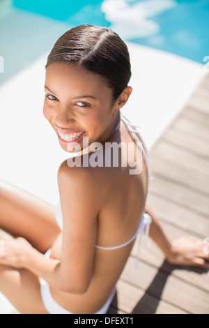 Porträt der lächelnde Frau am Pool Stockfoto