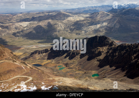 Blick auf umliegende Tal, Seen und Berge der Cordillera Real, von den 5421 Meter (17.785 ft) Gipfel des Chacaltaya, in der Nähe von La Paz, Bolivien Stockfoto