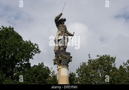 Neukamp, Deutschland. 26. September 2013. Die Statue von der große Kurfürst Frederick William (1620-1688) steht in der Spalte der 22 m hohe Denkmal auf der südlichen Küste von Rügen Insel in Neukamp, Deutschland, 26. September 2013. Die Preußen Spalten Gedenken der zwei Landungen von Brandenburg und späteren preußischen Truppen auf der Insel in den Jahren 1678 und 1715. Foto: STEFAN SAUER/Dpa/Alamy Live News Stockfoto