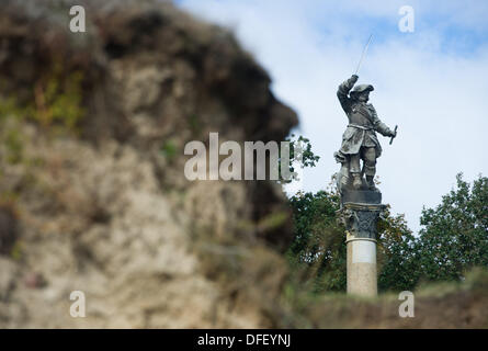 Neukamp, Deutschland. 26. September 2013. Die Statue von der große Kurfürst Frederick William (1620-1688) steht in der Spalte der 22 m hohe Denkmal auf der südlichen Küste von Rügen Insel in Neukamp, Deutschland, 26. September 2013. Die Preußen Spalten Gedenken der zwei Landungen von Brandenburg und späteren preußischen Truppen auf der Insel in den Jahren 1678 und 1715. Foto: STEFAN SAUER/Dpa/Alamy Live News Stockfoto