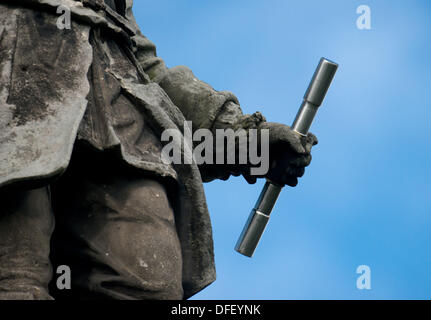 Neukamp, Deutschland. 26. September 2013. Die Statue von der große Kurfürst Frederick William (1620-1688) steht in der Spalte der 22 m hohe Denkmal auf der südlichen Küste von Rügen Insel in Neukamp, Deutschland, 26. September 2013. Die Preußen Spalten Gedenken der zwei Landungen von Brandenburg und späteren preußischen Truppen auf der Insel in den Jahren 1678 und 1715. Foto: STEFAN SAUER/Dpa/Alamy Live News Stockfoto