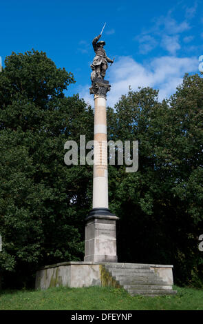 Neukamp, Deutschland. 26. September 2013. Die Statue von der große Kurfürst Frederick William (1620-1688) steht in der Spalte der 22 m hohe Denkmal auf der südlichen Küste von Rügen Insel in Neukamp, Deutschland, 26. September 2013. Die Preußen Spalten Gedenken der zwei Landungen von Brandenburg und späteren preußischen Truppen auf der Insel in den Jahren 1678 und 1715. Foto: STEFAN SAUER/Dpa/Alamy Live News Stockfoto