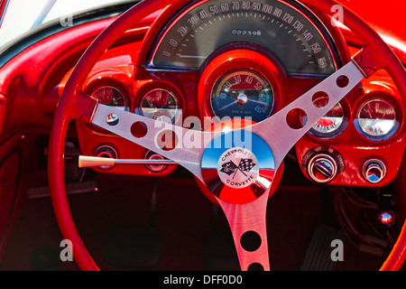 Innenansicht der Oldtimer Corvette Dashboard anzeigen, Instrumente und Lenkrad. Stockfoto