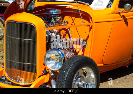 Ein schönes helles orange 1932 Ford Hot-Rod zeigt Motor Detail. Stockfoto