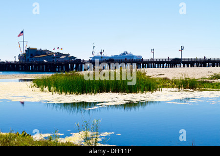 Ein Blick von der Strand Stearn Wharf in Santa Barbara mit dem Kreuzfahrtschiff Grand Princess im Hintergrund. Stockfoto