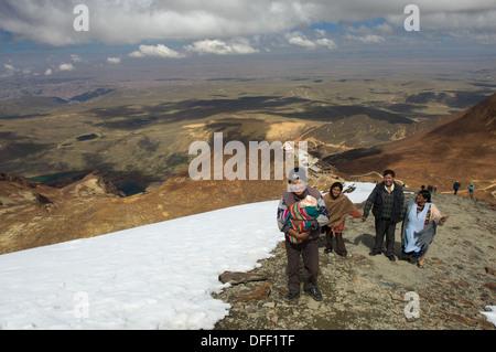 Bolivianische Familie tragen ihre Neugeborenen zum Gipfel des Chacaltaya 5421 Meter (17.785 ft) als eine lokale Tradition zeigt die Reste der Chacaltaya-Gletscher in der Nähe von La Paz, Bolivien Stockfoto