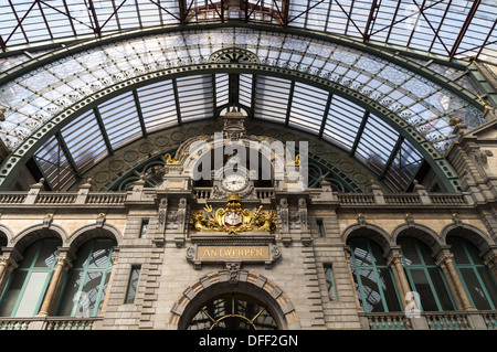 Die Bahnhofsuhr in Zug Schuppen, Antwerpen-Centraal, Antwerpen, Belgien Stockfoto