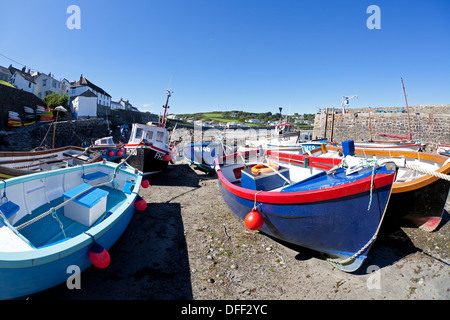 Boote im Hafen, Coverack, Cornwall gestrandet Stockfoto