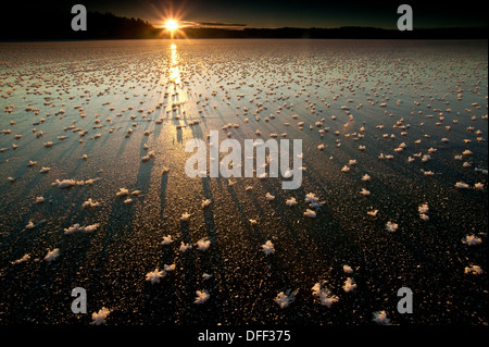 Super winter Sonnenaufgang in den See Vansjø, Østfold, Norwegen. Vansjø ist ein Teil des Wassers, das System namens Morsavassdraget. Stockfoto