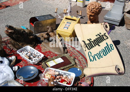 Lokalen Trödel, Antiquitäten oder Brocante angezeigt auf einem Teppich auf einem Markt nahe dem Berg Mont Ventoux, Provence, Frankreich. Stockfoto