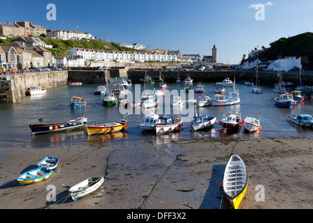 Blick auf den Hafen voller Boote, Hafendamm, Cornwall Stockfoto