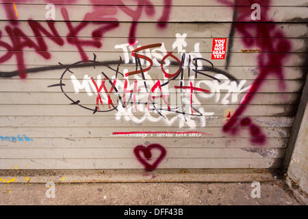 Zweite Tranche der Banksy-Graffiti-Kunst auf einer Rolle Tor im New Yorker Stadtteil Chelsea auf Donnerstag, 3. Oktober 2013, gemalt auf Mittwoch und bereits verwüstet. 'Das ist mein New York Akzent' Kunstwerk entstand durch die schwer fassbare Streetart-Künstler, die Werke in der Stadt, jeweils erstellen werden Tag, im Laufe des Monats Oktober. Die Schablonen sind begleitet von eine satirische aufgezeichnete Nachricht ein Museumsrundgang, die Sie hören können telefonisch unter der Nummer 1-800-656-4271 gefolgt von # und die Anzahl von Kunstwerken zu parodieren.  (© Richard B. Levine) Stockfoto