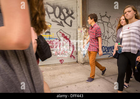 Zweite Tranche der Banksy-Graffiti-Kunst auf einer Rolle Tor im New Yorker Stadtteil Chelsea auf Donnerstag, 3. Oktober 2013, gemalt auf Mittwoch und bereits verwüstet. 'Das ist mein New York Akzent' Kunstwerk entstand durch die schwer fassbare Streetart-Künstler, die Werke in der Stadt, jeweils erstellen werden Tag, im Laufe des Monats Oktober. Die Schablonen sind begleitet von eine satirische aufgezeichnete Nachricht ein Museumsrundgang, die Sie hören können telefonisch unter der Nummer 1-800-656-4271 gefolgt von # und die Anzahl von Kunstwerken zu parodieren.  (© Richard B. Levine) Stockfoto