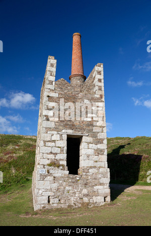 Ruinen der Wheal gedeihen Bergbau Maschinenhaus an Rinsey Spitze, Cornwall Stockfoto