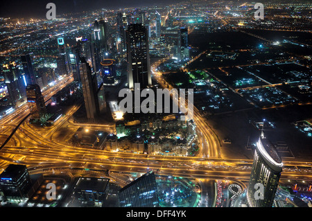 Luftaufnahme von down Town Dubai bei Nacht. Financial Centre Road nach rechts nach links laufen Stockfoto