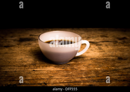 Tasse frisch gebrühten Kaffee auf eine Holzoberfläche Stockfoto