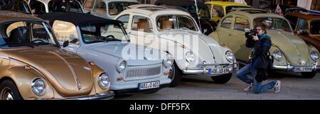 Berlin, Deutschland. 3. Oktober 2013. Ein Fotograf fotografiert ein Trabant Auto bei einem Oldtimer-Treffen vor der Bühne Theater in Berlin, Deutschland, 3. Oktober 2013. 03 Oktober ist der Nationalfeiertag zum Gedenken an die deutsche Wiedervereinigung im Jahr 1990. Foto: Jörg CARSTENSEN/Dpa/Alamy Live News Stockfoto