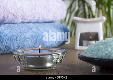 Aromatische Spa set mit Meer-Salz und farbigen Kerzen. Stockfoto
