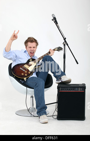 Junger Mann mit Gitarre spielen Rock-Musik Stockfoto