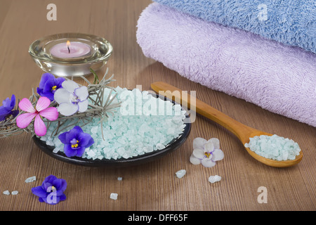 Aromatische Spa set mit Meer-Salz und farbigen Kerzen. Stockfoto