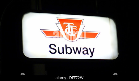 Toronto Transit Commission Zeichen außerhalb einer u-Bahn-Station in Toronto, Kanada Stockfoto