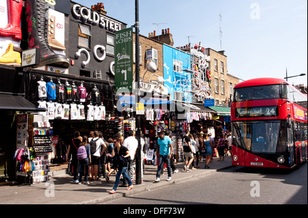 London, UK - 21. August 2013: Touristen und einheimische Fuß in Camden Town. Stockfoto