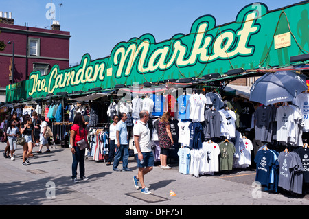 Die Menschen gehen vorbei an der Camden Market in London am 21. August 2013. Stockfoto