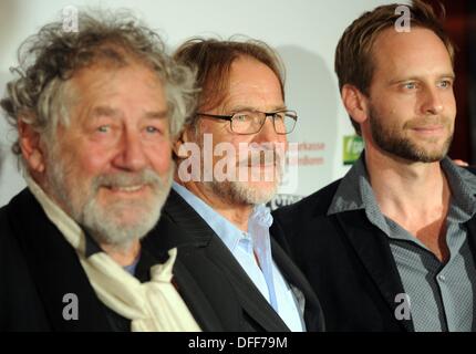 Köln, Deutschland. 3. Oktober 2013. Schauspieler Chiemsee van Houweninge, Julian Weigend (L-R) und Goetz George kommen für den Kult-Film-Nacht "Schmimanski" mit der Uraufführung von die neue Schimanski-Film "Loverboy" während des TV-Festivals Cologne Conference in Köln, 3. Oktober 2013. Foto: HENNING KAISER/Dpa/Alamy Live News Stockfoto