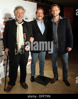 Köln, Deutschland. 3. Oktober 2013. Schauspieler Chiemsee van Houweninge, Julian Weigend (L-R) und Goetz George kommen für den Kult-Film-Nacht "Schmimanski" mit der Uraufführung von die neue Schimanski-Film "Loverboy" während des TV-Festivals Cologne Conference in Köln, 3. Oktober 2013. Foto: HENNING KAISER/Dpa/Alamy Live News Stockfoto