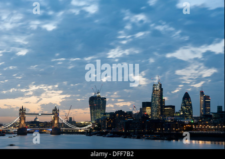 New London Skyline mit Tower Bridge und Wolkenkratzer Gherkin, The City, 20 Fenchurch Street (L) und 122 Leadenhall St 2013. Stockfoto