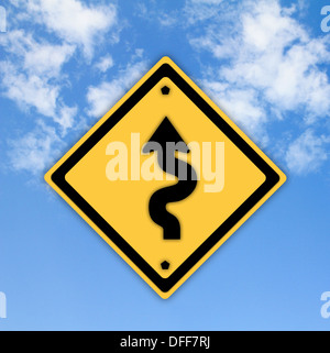 Kurven voraus Warnschild am schönen Himmelshintergrund. Stockfoto